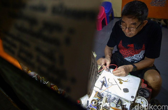 Tukang Servis Jam di Pasar Lama Jatinegara Memperbaiki jam sudah lama digeluti oleh Koh Hendra Aseng di kawasan Pasar Lama Jatinegara. Dalam sehari Koh Hendra bisa memperbaiki hingga 20 jam tangan.