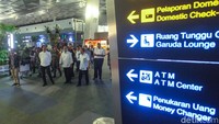 Dia datang ke lokasi untuk menemui jemaah umrah terkait penangguhan penerbangan ke Arab Saudi.