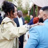 Rihanna yang dikenal dengan gaya busana edgy juga tak ketinggalan mengadaptasi tren ini. Ia memakai beberapa model anting sekaligus di telinga kanannya. Foto: Astrid Stawiarz/Getty Images