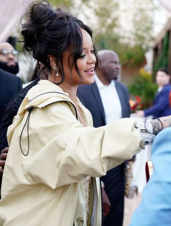 Rihanna yang dikenal dengan gaya busana edgy juga tak ketinggalan mengadaptasi tren ini. Ia memakai beberapa model anting sekaligus di telinga kanannya. Foto: Astrid Stawiarz/Getty Images