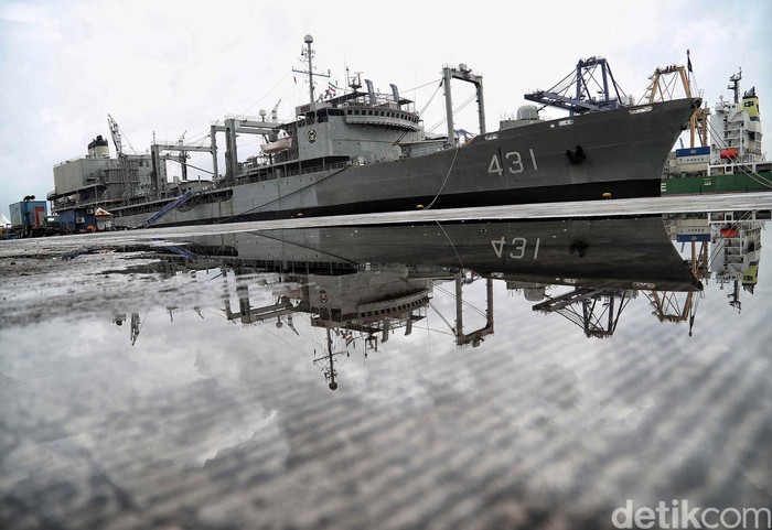 Kapal perang milik Angkatan Bersenjata Republik Islam Iran, Kharg berkunjung ke Republik Indonesia. Saat ini kapal perang itu sedang bersandar di Pelabuhan Tanjung Priok.