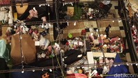 Beruntung api yang membakar lapak baju tersebut tidak menjalar ke lapak-lapak lainnya.