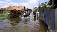 Pemotor menerobos banjir.