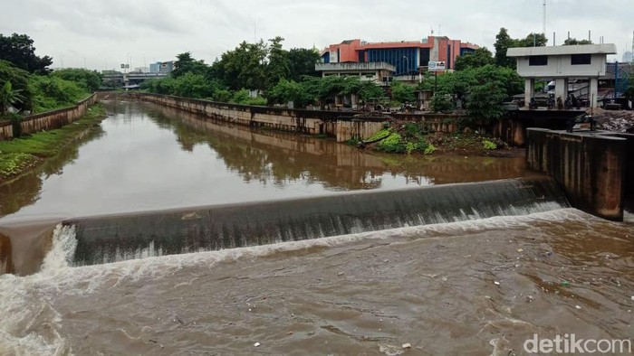 Proyek penangkal banjir Jakarta salah satunya sodetan Kali Ciliwung. Sayang, proyek antibanjir yang mulai digarap 2013 ini akhirnya mandek.