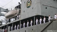 Kapal Kharg berangkat dari pelabuhan Bandar Abbas dengan membawa 300 mahasiswa Akademi Angkatan Laut Iran.