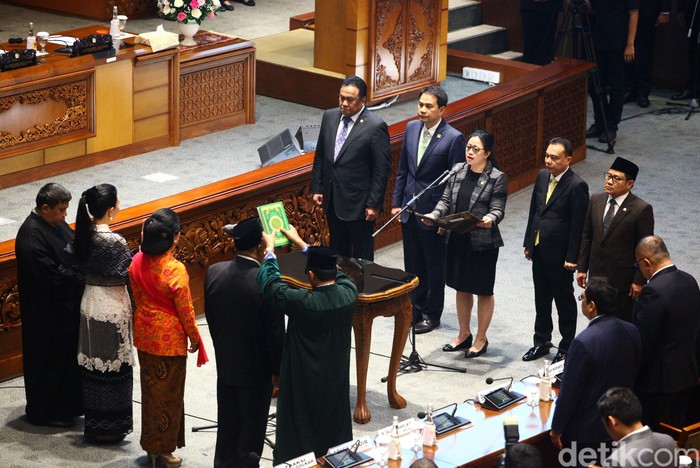 DPR melantik tiga anggota pergantian antarwaktu (PAW) dalam rapat paripurna hari ini. Adapun tiga anggota PAW yang dilantik ialah Irmadi Lubis, Julie Sutrisno, dan Tuti N Roosdiono. Mereka menggantikan tiga anggota DPR 2019-2024 terpilih, namun saat ini menjadi menteri, yaitu Yasonna H Laoly, Juliari Batubara, dan Johnny G Plate.