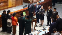Ketua DPR Puan Maharani didampingi wakilnya Rachmad Gobel, Azis Syamsuddin, Sufmi Dasco Ahmad, dan Muhaimin Iskandar melantik tiga anggota PAW DPR. Tiga anggota PAW yang dilantik adalah Irmadi Lubis, Julie Sutrisno, dan Tuti N Roosdiono.