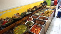Di sini  pengunjung ambil sendiri makanan yang diinginkan. Di bagian kanan meja ada nasi putih, lalapan, sambal bawang, dan pete. Usai memilih lauk yang diinginkan, para pelayan di sana siap menghangatkan lauk sebelum disajikan ke atas meja. Foto: dok.detikFood