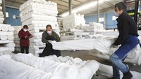 Guna mengembalikan aktivitas produksi agar kembali beroperasi ada sejumlah perusahaan yang bahkan menawarkan berbagai penawaran menarik bagi para pekerjanya agar mau kembali bekerja di tengah wabah virus corona. Chinatopix via AP Photo.