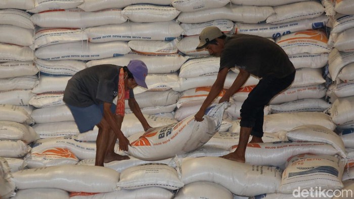 Direktur Utama Perum Bulog Budi Waseso (Buwas) melakukan kunjungan ke Gudang Bulog, Kelapa Gading, Jakarta. Ia pastikan stok jelang Ramadhan aman.
