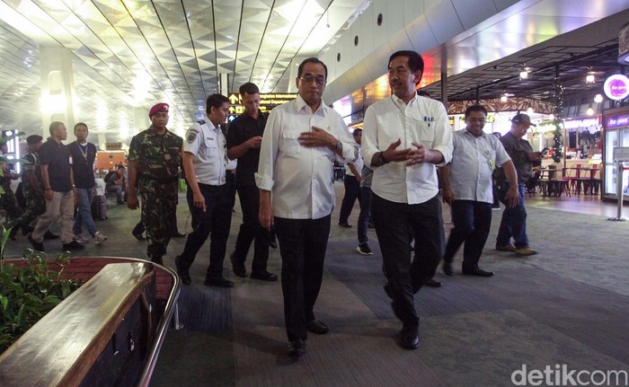 Menhub Temui Jemaah Umrah yang Gagal Berangkat Menhub Budi Karya melakukan tinjauan ke Bandara Soekarno-Hatta (Soetta). Dia berbincang dengan jemaah umrah yang gagal berangkat.