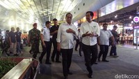 Pantauan detikcom di Bandara Soetta, Cengkareng, Tangerang, pada Kamis (27/2/2020), Budi tiba di lokasi sekitar pukul 18.00 WIB.
