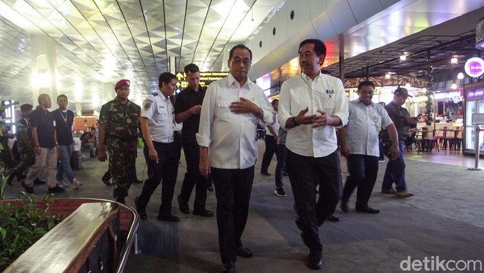 Menhub Budi Karya melakukan tinjauan ke Bandara Soekarno-Hatta (Soetta). Dia berbincang dengan jemaah umrah yang gagal berangkat.