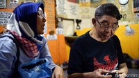 Selama memperbaiki jam tangan tersebut Koh Hendra tak jarang bercerita maupun berbagi pengetahuannya tentang seluk beluk jam tangan.