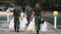 Sejumlah personel TNI menyiapkan beberapa logistik.