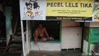 Sejumlah toko dan warung makan pun tutup akibat banjir.
