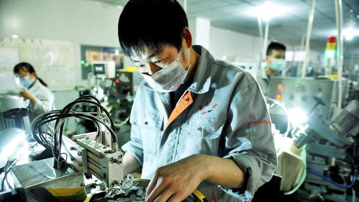 Sejumlah pabrik di China perlahan kembali buka dan beroperasi di tengah wabah virus corona. Para pekerja di pabrik itu sibuk beraktivitas dengan kenakan masker.