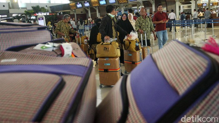 Sejumlah jemaah umrah yang tertahan dan menunggu kepastian perlahan mulai meninggalkan Bandara Soetta.