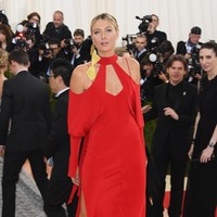 Menghadiri MET Gala 2016 yang merupakan salah satu perhelatan fashion ternama, Maria pun tak mau melewatkan momen tersebut dengan penampilan standar. Ia mencuri perhatian dengan gaun merah halter karya desainer Juan Carlos Obando. Statement necklace hadir sebagai sentuhan akhir. (Foto: Getty Images)