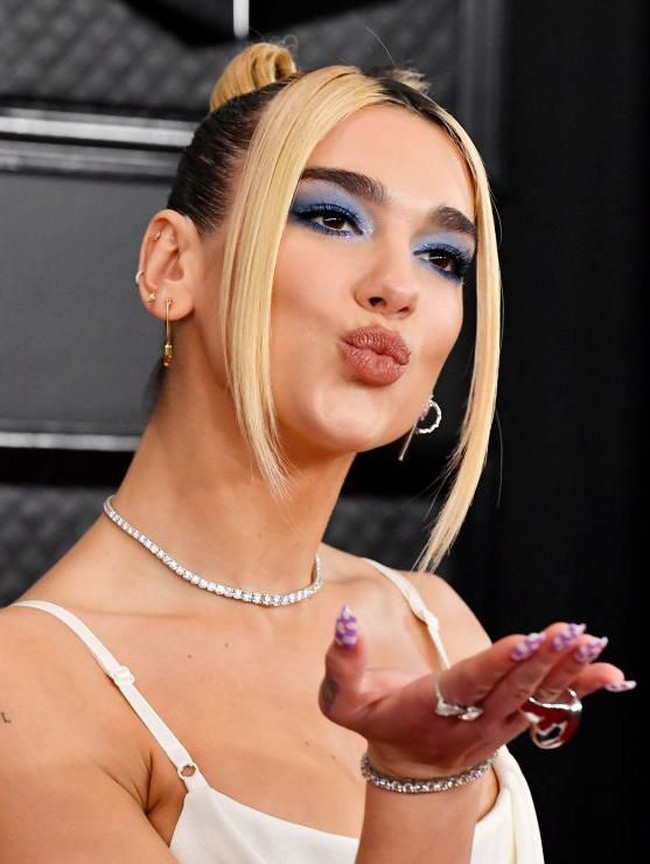 Tren fashion red carpet awal tahun ini bisa dibilang menjadi the more bling the better yang artinya makin banyak pakai perhiasan di telinga akan semakin bagus. Diikuti salah satunya oleh penyanyi Dua Lipa saat tampil di red carpet Grammy Awards 2020. Foto: Astrid Stawiarz/Getty Images