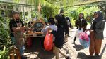 Unik! Ngopi di Kafe Ini Bayarnya Pakai Sampah Lho