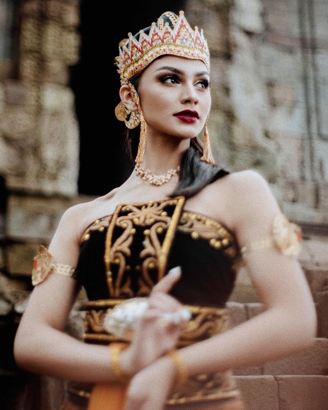 Jihane Almira memiliki darah Lebanon dari ayahnya, sementara ibunya asli Jawa Tengah. Ia pernah terdaftar sebagai murid Singapore International School Semarang. Lulus SMA, perempuan yang hobi olahraga ekstrem ini melanjutkan pendidikannya dengan mengikuti kuliah online jurusan informatika. Maunya kuliah perfilman cuma belum ada kesempatan saja, kata dia. Foto: Dok. Instagram @jihanealmira