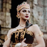 Jihane Almira memiliki darah Lebanon dari ayahnya, sementara ibunya asli Jawa Tengah. Ia pernah terdaftar sebagai murid Singapore International School Semarang. Lulus SMA, perempuan yang hobi olahraga ekstrem ini melanjutkan pendidikannya dengan mengikuti kuliah online jurusan informatika. Maunya kuliah perfilman cuma belum ada kesempatan saja, kata dia. Foto: Dok. Instagram @jihanealmira