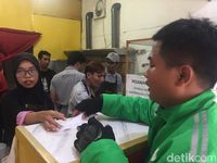 Dihadang Macet dan Cuaca Panas, Begini Rasanya Jadi Ojol Makanan