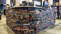 The Last Bookstore berlokasi di sebuah bekas bank. Jika dahulu gedung yang berada di Los Angeles ini berisi tumpukan uang, sekarag berisi tumpukan buku. (thelastbookstorela/Instagram)