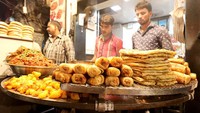 Salah satu jajanan kaki lima yang wajib dicoba saat di Mumbai ada Mutton Roll. Hidangan yang satu ini terdiri dari potongan daging domba yang juicy dilapisi dengan eggy roti dan sayuran. Foto: Istimewa/DavidsBeenHere