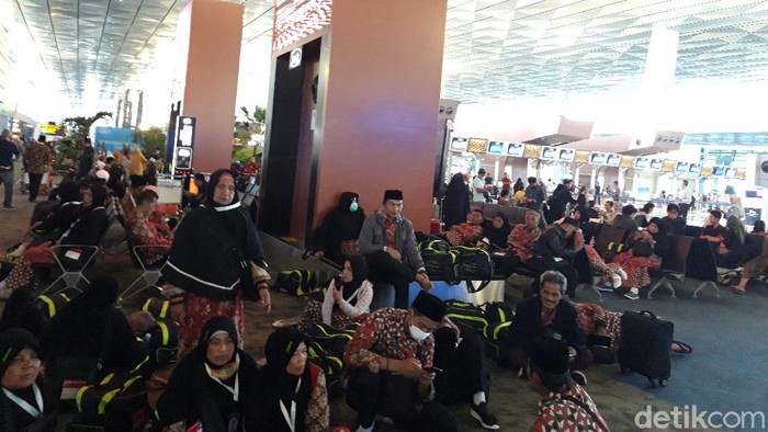 Jemaah umrah tertahan di Bandara Soetta.