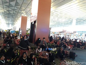 Tertahan di Soetta, Jemaah Umrah Harap Bisa Segera Diterbangkan ke Saudi