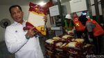Melihat Proses Pengemasan Beras Bulog di Utara Jakarta