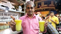 Puas jajan makanan di Mumbai yang punya rempah pedas, bisa langsung beli Lassi. Minuman berbahan dasar yogurt yang dingin dan menyegarkan. Foto: Istimewa/DavidsBeenHere