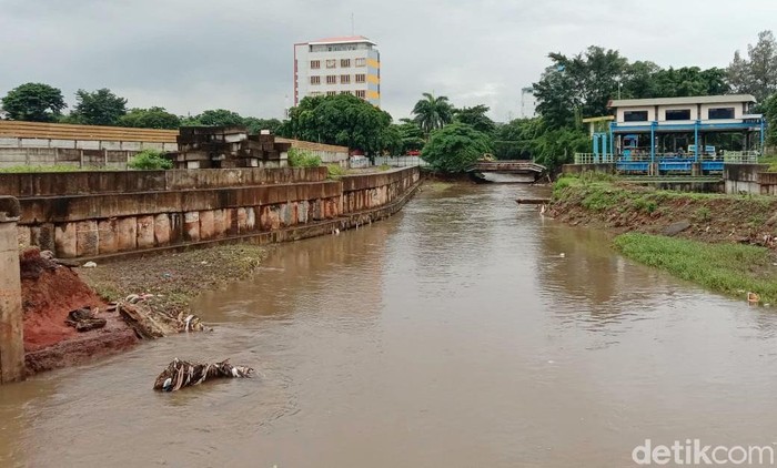 Proyek penangkal banjir Jakarta salah satunya sodetan Kali Ciliwung. Sayang, proyek antibanjir yang mulai digarap 2013 ini akhirnya mandek.