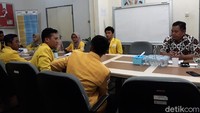 Mahasiswa mendesak Ombudsman untuk menyurati UGM agar segera menyelesaikan kasus dugaan plagiat yang dilakukan Rektor Unnes Fathur Rokhman.