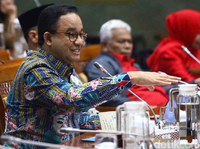 Gubernur DKI Jakarta Anies Baswedan hadir dalam rapat dengar pendapat (RDP) dengan Komisi X di Gedung DPR, Jakarta, Kamis (27/2/2020). Rapat membahas revitalisasi Taman Ismail Marzuki (TIM).