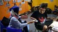 Tarif yang dipatok Koh Hendra untuk memperbaiki jam tangan maupun jam dinding cukup terjangkau, mulai dari Rp 5 ribu hingga Rp 500 ribu.