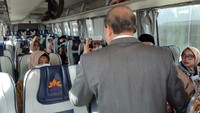Total ada 437 jemaah asal RI yang terlanjur diterbangkan ke Madinah di dalam dua pesawat tersebut. Sementara penerbangan jemaah lain di Jakarta dibatalkan. Pool/KBRI.