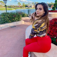 Banyaknya cinta dan dukungan adalah apa yang membuat saya menjalani hari-hari saya. Saya suka menanggapi komentar dan melihat DM. Tapi hal paling gila yang dilakukan penggemar untukku adalah mengirimiku video memotong lidahnya menjadi dua untuk membuktikan kepadaku bahwa dia sedang jatuh cinta padaku, ungkap Teddy seperti dikutip dari Daily Star. Foto: Instagram