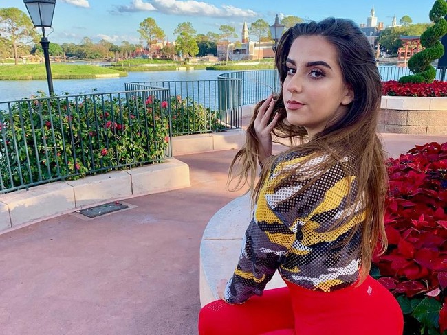 Banyaknya cinta dan dukungan adalah apa yang membuat saya menjalani hari-hari saya. Saya suka menanggapi komentar dan melihat DM. Tapi hal paling gila yang dilakukan penggemar untukku adalah mengirimiku video memotong lidahnya menjadi dua untuk membuktikan kepadaku bahwa dia sedang jatuh cinta padaku, ungkap Teddy seperti dikutip dari Daily Star. Foto: Instagram