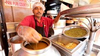  Tak hanya di Mumbai saja tapi Pani Puri merupakan jajanan yang populer di seluruh India. Jajanan ini terdiri dari roti yang digoreng kemudian disajikan dengan kuah sup dari berbagai rempah. Foto: Istimewa/DavidsBeenHere