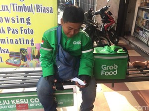 Dihadang Macet dan Cuaca Panas, Begini Rasanya Jadi Ojol Makanan