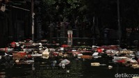 Sampah-sampah rumah tangga pun berserakan di kawasan permukiman warga yang terendam banjir.