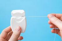 Manfaat dan cara bersihkan gigi dengan benang gigi atau dental floss