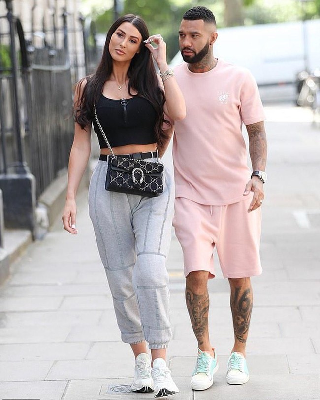 Alice pun mengungkapkan alasannya berani berbicara terbuka mengenai prosedur peremajaan vagina yang dilakukannya. Dia mengaku ingin mengedukasi masyarakat bahwa proses pengencangan vagina ini bukanlah sesuatu yang tabu. Foto: Instagram @ xxalicegoodwinxx