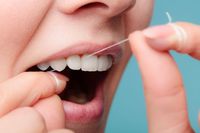 Manfaat dan cara bersihkan gigi dengan benang gigi atau dental floss