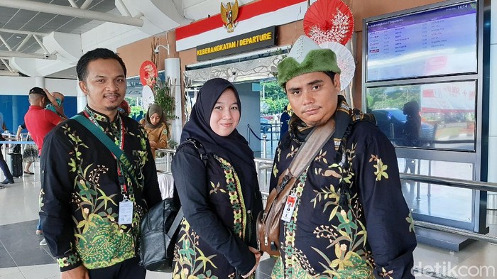Sanjaya (pakai peci) dan pengurus travel Bumi Nata Wisata saat ditemui di bandara SMB II Palembang (Raja Adil/detikcom)
