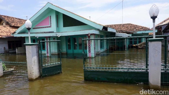 Kondisi Terkini Banjir Pekalongan Sebanyak 21 pompa dioperasikan untuk menyedot banjir di Kota Pekalongan. Begini kondisi terkini banjir Pekalongan.