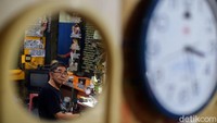 Tak hanya jam tangan, Koh Hendra juga mampu memperbaiki jam dinding.